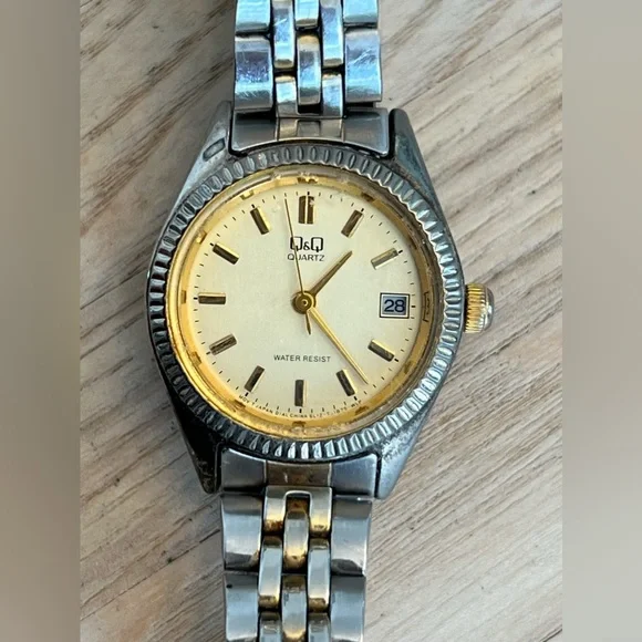 Q&Q Ladies Watch Two Tone Stainless Bracelet Gold Tone Dial Date Window - Picture 1 of 13